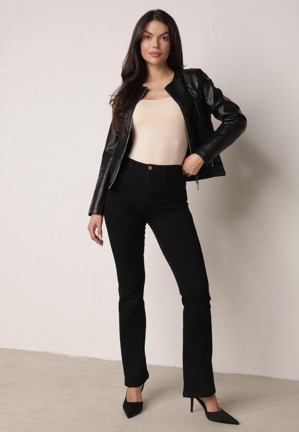 Born2be - Czarna Kurtka Ramoneska Taliowana bez Kołnierzyka w Motocyklowym Stylu Nelaswenna. Okazja: na co dzień. Typ kołnierza: bez kołnierzyka. Kolor: czarny. Materiał: jeans, poliester. Wzór: gładki. Styl: casual, elegancki