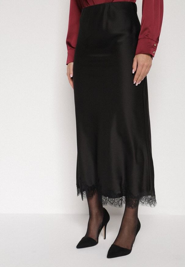Born2be - Czarna Satynowa Spódnica z Koronkowym Zdobieniem Silfera. Okazja: na co dzień, na spotkanie biznesowe. Kolor: czarny. Materiał: satyna, koronka. Wzór: aplikacja. Styl: biznesowy, klasyczny, casual