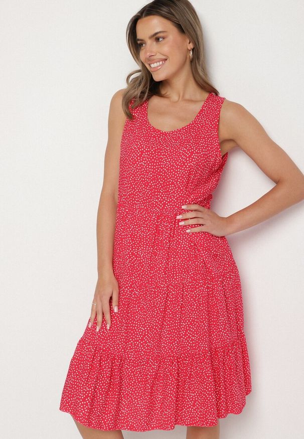 Born2be - Czerwona Bawełniana Sukienka w Kropki z Falbanami Zerolia. Okazja: do pracy, na co dzień, na spotkanie biznesowe. Kolor: czerwony. Materiał: bawełna. Wzór: kropki. Typ sukienki: proste. Styl: casual, klasyczny, biznesowy