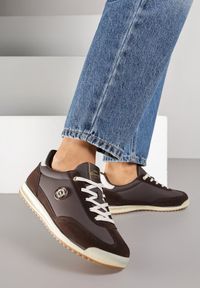 Born2be - Ciemnobrązowe Sneakersy z Metaliczną Aplikacją Nurrive. Okazja: na co dzień. Kolor: brązowy. Materiał: jeans. Wzór: aplikacja