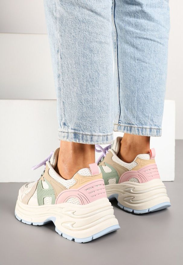 Born2be - Jasnobeżowe Sneakersy na Grubej Tłoczonej Podeszwie z Geometrycznym Motywem Soloria. Okazja: na co dzień. Zapięcie: sznurówki. Kolor: beżowy. Materiał: jeans. Wzór: geometria