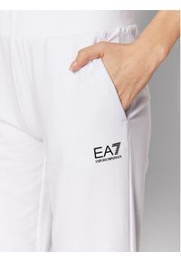 EA7 Emporio Armani Spodnie dresowe 8NTP85 TJCQZ 0102 Biały Regular Fit. Kolor: biały. Materiał: bawełna