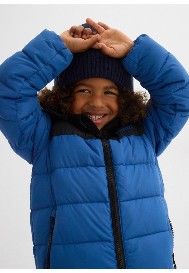 bonprix - Hydrofobowa zimowa kurtka pikowana na ciepłej podszewce. Kolor: niebieski. Sezon: zima