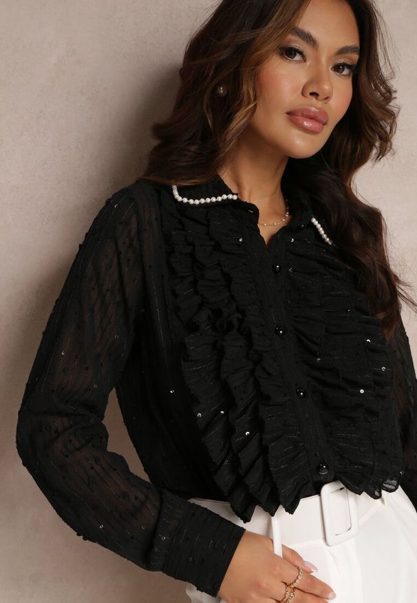 Renee - Czarna Koszula z Ozdobnym Kołnierzem i Falbanami Chet. Typ kołnierza: kołnierz z falbankami. Kolor: czarny. Materiał: materiał. Styl: elegancki