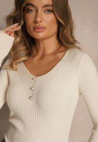 Renee - Jasnobeżowy Sweter z Dzianiny w Prążki z Dekoltem w Serek i Aplikacjami Rallenia. Okazja: na co dzień. Typ kołnierza: dekolt w serek. Kolor: beżowy. Materiał: dzianina. Długość rękawa: długi rękaw. Długość: długie. Wzór: aplikacja, prążki. Styl: casual