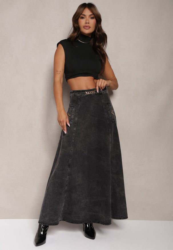 Renee - Czarna Bawełniana Spódnica Maxi Rozkloszowana z Jeansu z Ozdobnym Łańcuszkiem Viralle. Kolor: czarny. Materiał: jeans, bawełna. Sezon: lato. Styl: boho, elegancki