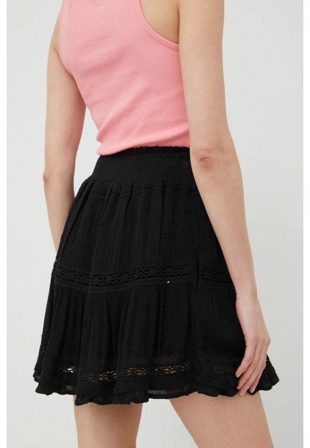 Superdry spódnica kolor czarny mini rozkloszowana. Kolor: czarny. Materiał: tkanina