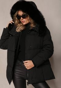 Renee - Czarna Wiązana Kurtka z Pikowaniem i Kapturem z Futerkiem Elinerra. Kolor: czarny. Materiał: futro
