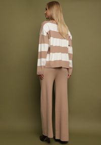 Born2be - Beżowy Dzianinowy Komplet Szerokie Spodnie i Sweter w Paski Falesea. Kolor: beżowy. Materiał: dzianina. Wzór: paski