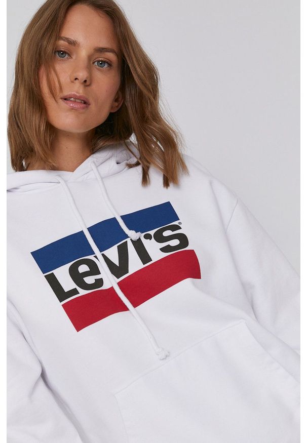 Levi's® - Levi's Bluza bawełniana damska kolor biały z kapturem z nadrukiem. Okazja: na spotkanie biznesowe. Typ kołnierza: kaptur. Kolor: biały. Materiał: bawełna. Długość rękawa: długi rękaw. Długość: długie. Wzór: nadruk. Styl: biznesowy