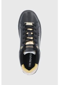 Trussardi Jeans - Trussardi Buty kolor czarny na płaskiej podeszwie. Nosek buta: okrągły. Zapięcie: sznurówki. Kolor: czarny. Materiał: guma. Obcas: na płaskiej podeszwie #2