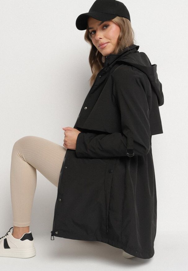 Born2be - Czarna Kurtka Parka z Kapturem Odpinanym w Stylu Utility Janiora. Okazja: na co dzień. Typ kołnierza: kaptur. Kolor: czarny. Długość rękawa: długi rękaw. Długość: długie. Styl: casual, klasyczny