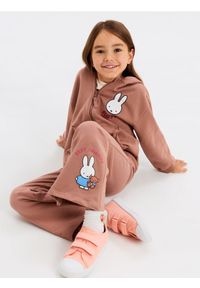 Sinsay - Bawełniane spodnie flare z nadrukiem Miffy - brązowy. Kolor: brązowy. Materiał: bawełna. Wzór: nadruk #1