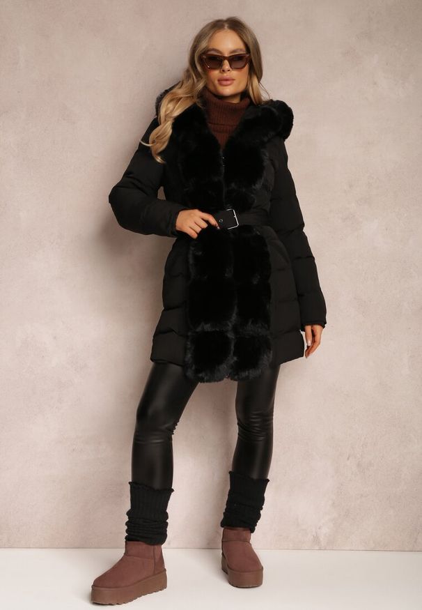 Renee - Czarna Kurtka Pikowana z Futerkiem Kove. Kolor: czarny. Materiał: futro. Wzór: aplikacja