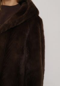 Born2be - Brązowy Płaszcz Futerko w Pionowy Wzór z Kapturem Cahroris. Typ kołnierza: kaptur. Kolor: brązowy. Materiał: futro. Styl: klasyczny, elegancki #5