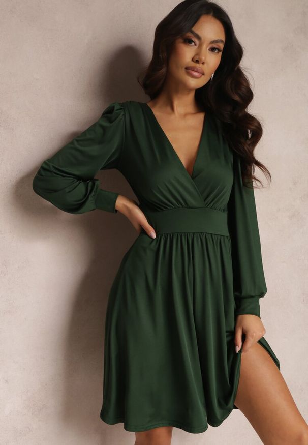 Renee - Ciemnozielona Sukienka Kopertowa Taliowana Hosidius. Okazja: na imprezę, na co dzień. Kolor: zielony. Materiał: wiskoza. Typ sukienki: kopertowe. Styl: elegancki, casual. Długość: midi