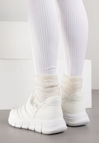 Renee - Białe Sneakersy Śniegowce na Platformie z Tłoczeniem i Pikowaną Cholewką Vermina. Okazja: na co dzień. Kolor: biały. Materiał: dresówka. Szerokość cholewki: normalna. Obcas: na platformie #6