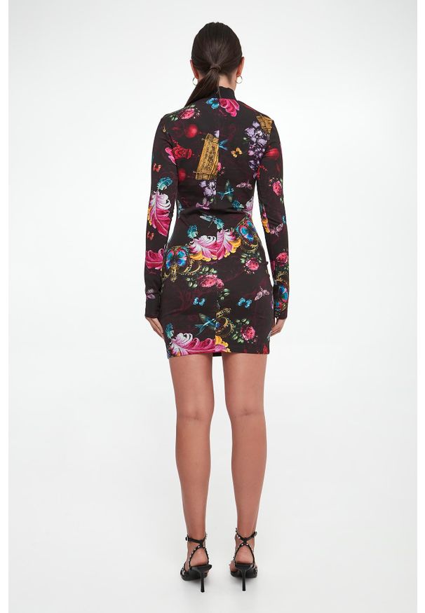 Versace Jeans Couture - Sukienka mini we wzór VERSACE JEANS COUTURE. Długość: mini