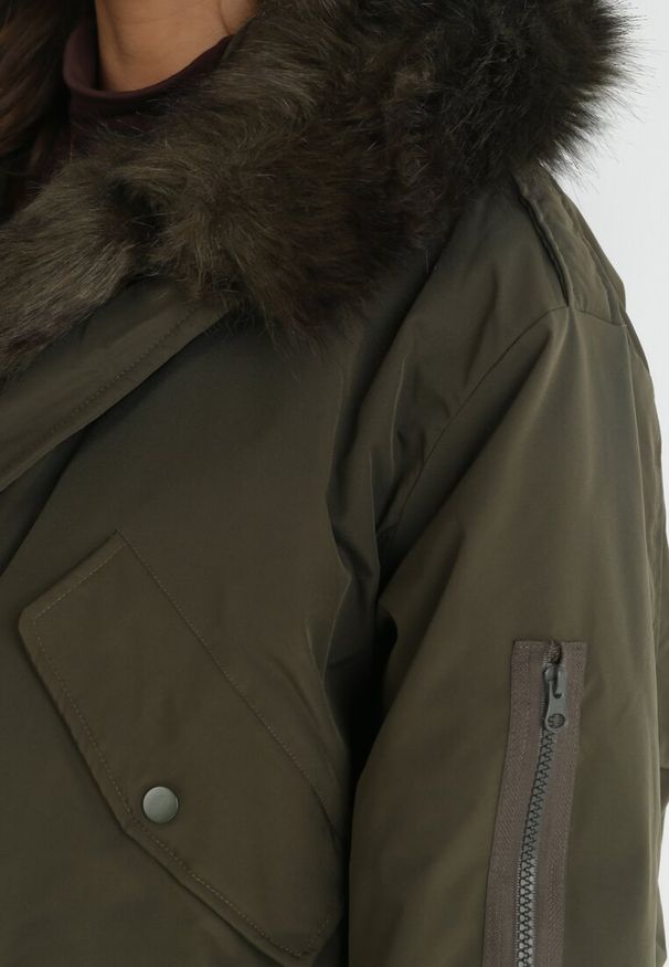 Born2be - Ciemnozielona Kurtka Parka Oversize z Futerkiem Mitto. Kolor: zielony. Materiał: futro. Długość rękawa: długi rękaw. Długość: długie. Sezon: zima, jesień. Styl: klasyczny, elegancki