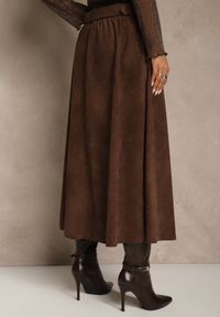 Renee - Brązowa Spódnica z Wiskozy z Bawełną z Imitacji Zamszu z Paskiem Oliweda. Okazja: na co dzień. Kolor: brązowy. Materiał: bawełna, wiskoza, zamsz. Styl: casual #4