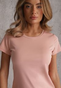 Renee - Różowy Klasyczny T-shirt o Gładkim Wykończeniu Rhethine. Kolor: różowy. Materiał: jeans, zamsz. Długość: krótkie. Wzór: gładki. Styl: klasyczny #2