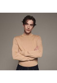 Reserved - Gładki sweter z półgolfem - Beżowy. Kolor: beżowy. Wzór: gładki