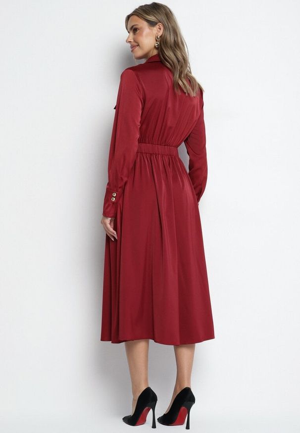 Born2be - Bordowa Rozkloszowana Sukienka o Koszulowym Kroju z Imitacją Kieszeni i Gumką w Talii Rizza. Okazja: na co dzień. Kolor: czerwony. Typ sukienki: koszulowe. Styl: wizytowy, casual, klasyczny, elegancki