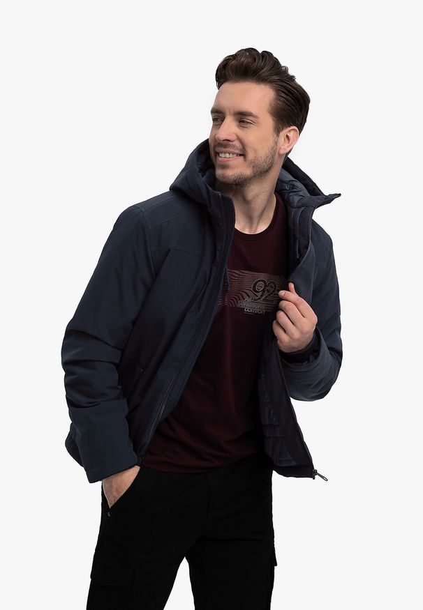 Volcano - Kurtka gładka z kapturem J-PINAR. Okazja: na co dzień. Typ kołnierza: kaptur. Kolor: niebieski. Materiał: materiał. Wzór: gładki. Styl: sportowy, casual, elegancki