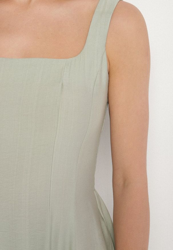 Born2be - Zielona Wiskozowa Sukienka o Rozkloszowanym Kroju z Kwadratowym Dekoltem Avmila. Typ kołnierza: dekolt kwadratowy. Kolor: zielony. Materiał: wiskoza. Styl: klasyczny