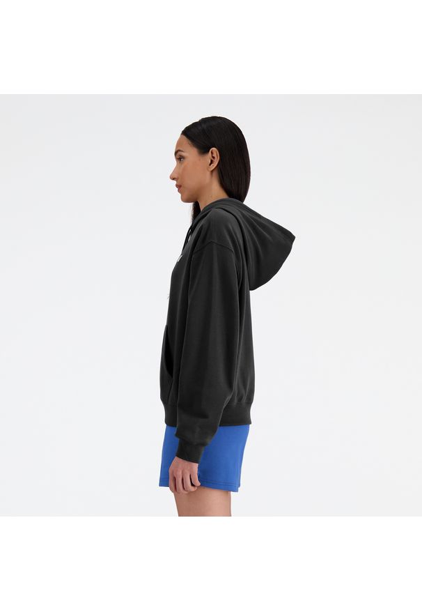 Bluza damska New Balance WT41507BK – czarna. Okazja: na co dzień. Typ kołnierza: kaptur. Kolor: czarny. Materiał: dresówka, poliester, bawełna, prążkowany. Styl: casual, klasyczny