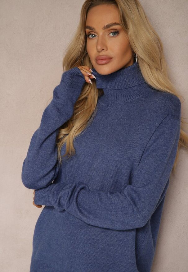 Renee - Niebieski Casualowy Golf z Dodatkiem Bawełny i Wiskozy Lerinae. Okazja: na co dzień. Typ kołnierza: golf. Kolor: niebieski. Materiał: wiskoza, bawełna. Długość rękawa: długi rękaw. Długość: długie. Styl: casual