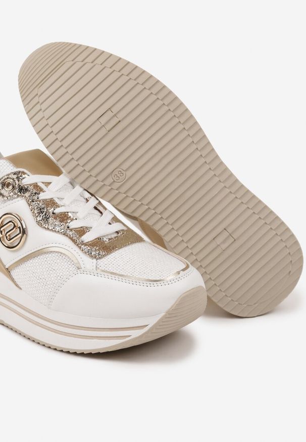 Renee - Biało-Złote Sneakersy z Metalicznymi Zdobieniami na Platformie Gonnella. Okazja: na co dzień. Kolor: biały. Materiał: jeans. Wzór: aplikacja. Obcas: na platformie. Wysokość obcasa: średni