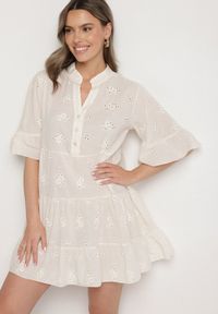 Born2be - Jasnobeżowa Bawełniana Sukienka z Haftowanej Tkaniny o Koszulowym Kroju z Falbanami Filidwena. Okazja: na co dzień. Typ kołnierza: kołnierzyk klasyczny. Kolor: beżowy. Materiał: tkanina, bawełna. Wzór: haft. Typ sukienki: koszulowe. Styl: klasyczny, casual, elegancki, boho #2
