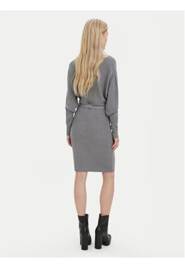 Vero Moda Sukienka dzianinowa 10269251 Szary Regular Fit. Kolor: szary. Materiał: syntetyk