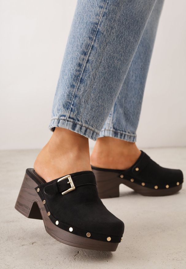 Born2be - Czarne Klapki Chodaki na Słupku z Imitacji Drewna Zdobione Nitami i Sprzączką Salona. Okazja: na co dzień. Kolor: czarny. Materiał: zamsz. Wzór: aplikacja. Sezon: lato. Obcas: na słupku. Styl: boho, wakacyjny, casual, klasyczny. Wysokość obcasa: średni