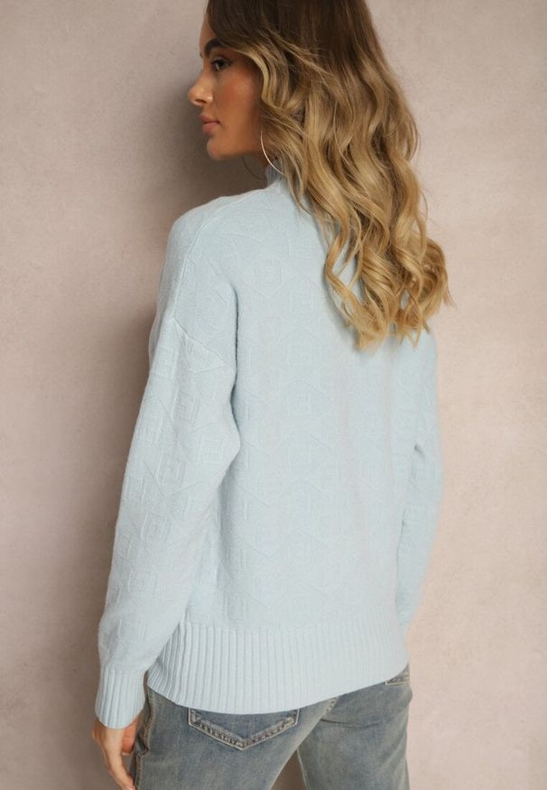 Renee - Jasnoniebieski Golf Sweter z Tłoczeniem i Ściągaczami Melovira. Typ kołnierza: golf. Kolor: niebieski. Sezon: zima