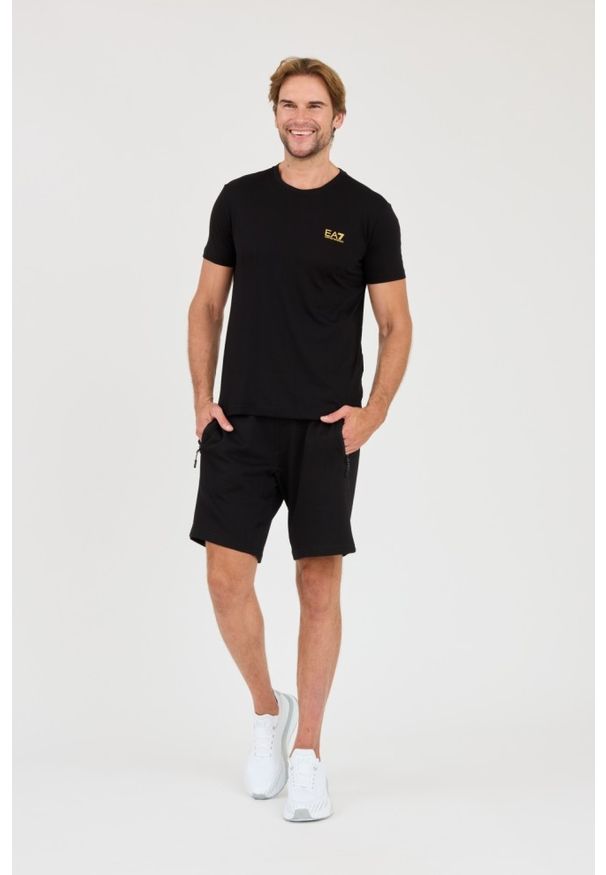 EA7 Emporio Armani - EA7 Czarny t-shirt ze złotym logo. Kolor: czarny