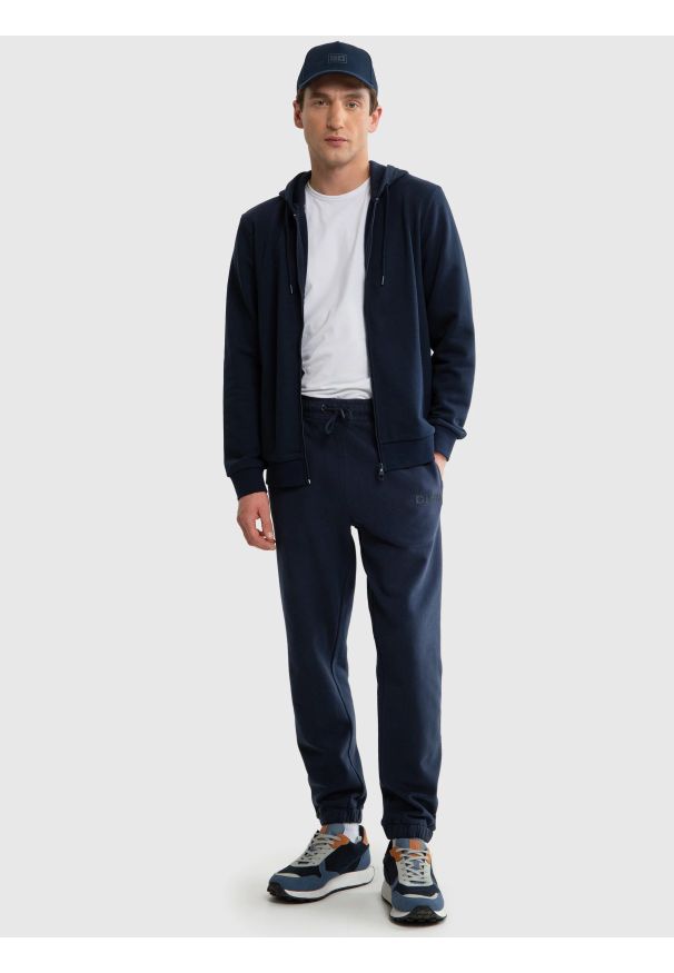 Big-Star - Spodnie męskie dresowe granatowe Brutus 403. Kolor: niebieski. Materiał: dresówka. Wzór: nadruk, aplikacja. Sport: fitness