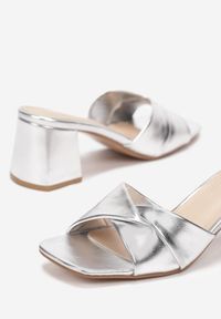 Renee - Srebrne Klapki z Kwadratowym Noskiem na Słupku Casilia. Kolor: srebrny. Obcas: na słupku. Wysokość obcasa: średni #2