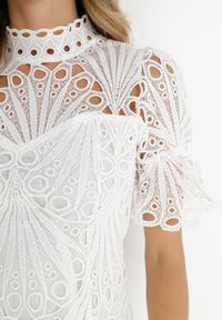 Born2be - Biała Sukienka Adoneus. Typ kołnierza: kołnierz z falbankami. Kolor: biały. Materiał: koronka. Wzór: koronka. Styl: klasyczny. Długość: midi #6