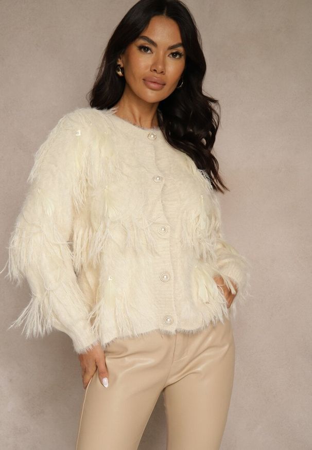 Renee - Beżowy Kardigan z Dzianiny z Wełną Imitującą Pióra z Perłowymi Guzikami Meviatta. Kolor: beżowy. Materiał: wełna, dzianina. Styl: glamour