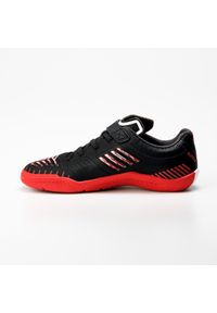KIPSTA - Buty halowe do piłki nożnej dla dzieci Kipsta Ginka 500. Kolor: biały, czerwony, wielokolorowy, szary. Materiał: kauczuk, syntetyk, poliester. Wzór: gładki