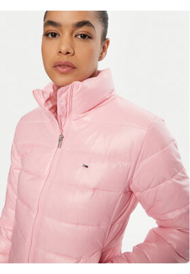Tommy Jeans Kurtka zimowa Essential DW0DW19312 Różowy Regular Fit. Kolor: różowy. Materiał: syntetyk. Sezon: zima