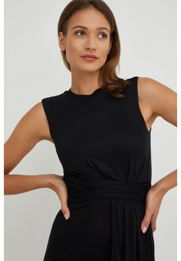 Answear Lab sukienka kolor czarny mini dopasowana. Kolor: czarny. Materiał: dzianina. Wzór: gładki. Typ sukienki: dopasowane. Styl: wakacyjny. Długość: mini
