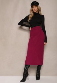 Renee - Ciemnoróżowa Spódnica z Wiskozą High Waist o Dopasowanym Kroju z Gumką w Talii Niarosae. Okazja: do pracy, na spotkanie biznesowe, na co dzień. Stan: podwyższony. Kolor: różowy. Materiał: wiskoza. Styl: casual, elegancki, biznesowy