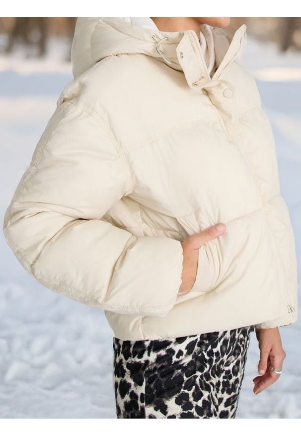 Sinsay - Kurtka z kapturem - kremowy. Kolor: kremowy. Materiał: materiał, poliester