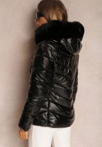 Renee - Czarna Kurtka Pikowana z Odpinanym Futerkiem Chesten. Kolor: czarny. Materiał: futro. Sezon: zima, jesień. Styl: elegancki