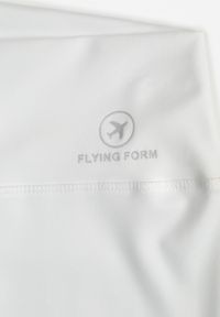 Renee - Białe Legginsy Basic z Modelującą Wstawką w Pasie Liacan. Okazja: na co dzień. Kolor: biały. Długość: krótkie. Styl: casual #4