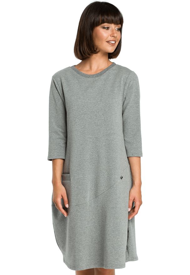 BE - Sukienka dresowa bombka oversize z kieszonką z przodu szara. Okazja: na co dzień. Kolor: szary. Materiał: dresówka. Typ sukienki: oversize, bombki. Styl: casual