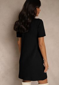 Renee - Czarna Sweterkowa Sukienka Trapezowa z Perełkami przy Dekolcie i Kieszeniach Fenatusa. Okazja: na co dzień. Kolor: czarny. Materiał: jeans. Typ sukienki: trapezowe. Styl: casual #4